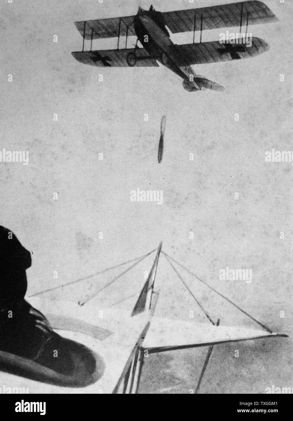 Photographie d'un avion allemand des bombes. Datée 1916 Banque D'Images