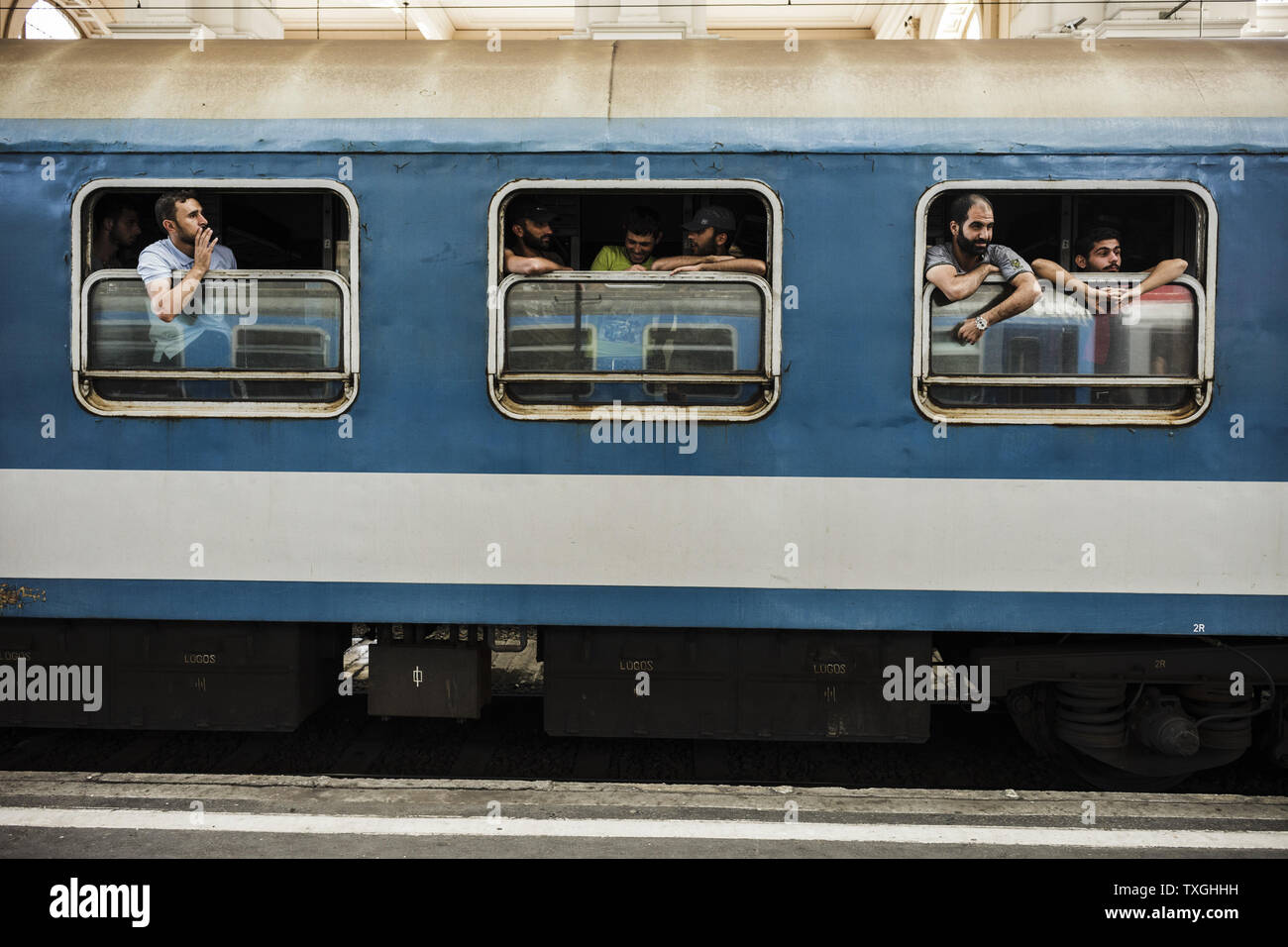 Réfugiés et migrants syriens regarder en dehors de la fenêtre d'une ligne commerciale en direction de Vienne en train la gare Keleti de Budapest le 6 septembre 2015. Photo par Zavallis-81/UPI Banque D'Images