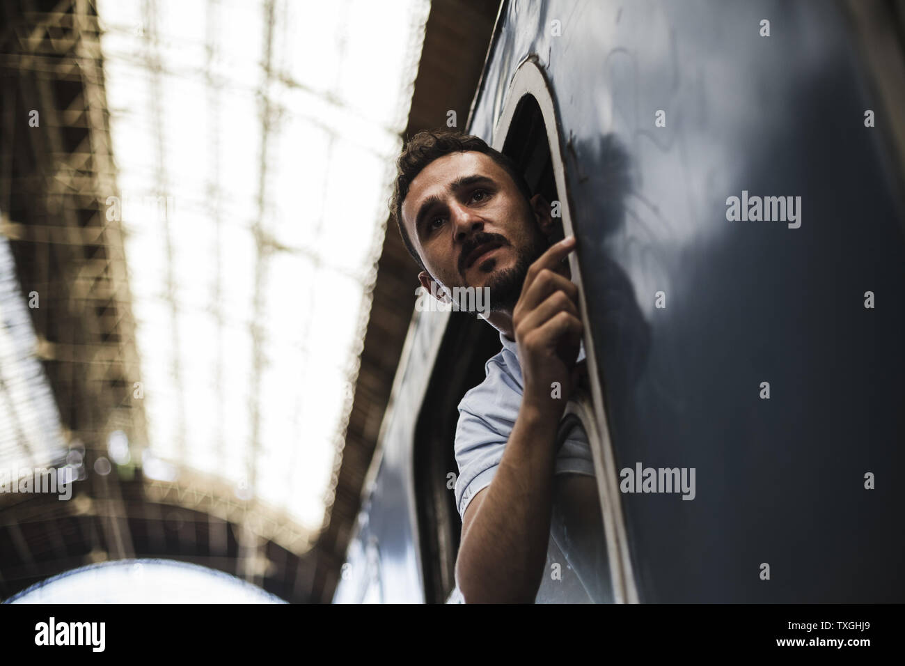 Migrants syriens s'ouvre une fenêtre d'un train en direction de Vienne dans la gare Keleti de Budapest, Hongrie le 6 septembre 2015. Photo par Zavallis-81/UPI Banque D'Images