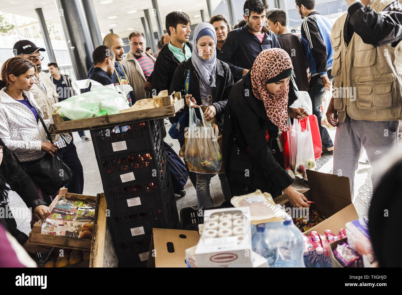 République et d'autres migrants ramasser certaines fournitures avant de bord d'un train commercial en direction de Vienne dans la gare Keleti de Budapest, Hongrie le 6 septembre 2015. Photo par Zavallis-81/UPI Banque D'Images