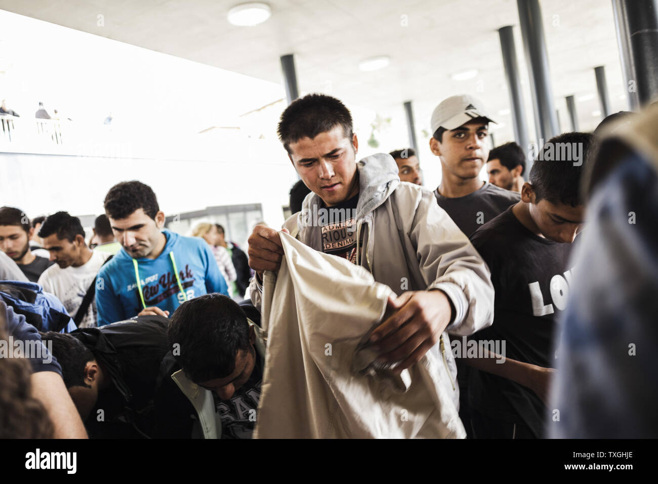 République et d'autres migrants ramasser certaines fournitures avant de bord d'un train commercial en direction de Vienne dans la gare Keleti de Budapest, Hongrie le 6 septembre 2015. Photo par Zavallis-81/UPI Banque D'Images