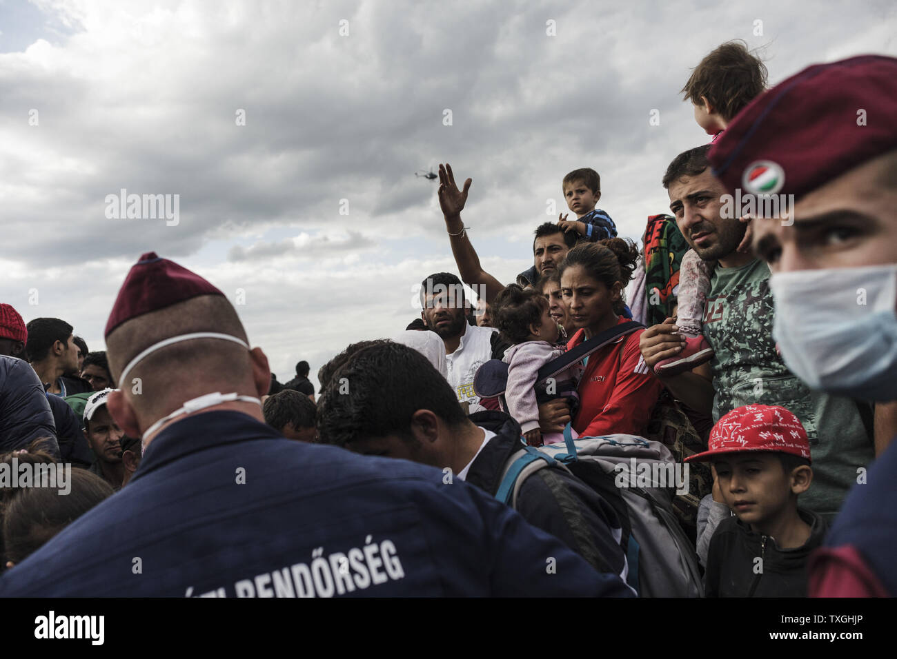 Les réfugiés et les migrants d'attendre à bord de bus à proximité de l'Reszke crossing en Hongrie, à la frontière avec la Serbie le 8 septembre 2015. Des milliers de réfugiés en provenance de Syrie et d'autres pays continuent de faire leur chemin jusqu'en Hongrie, en route vers l'Allemagne et d'autres pays de l'Europe de l'Ouest. La Hongrie s'efforce d'achever la construction d'une clôture pour arrêter la migration. Photo par Zavallis-81/UPI Banque D'Images