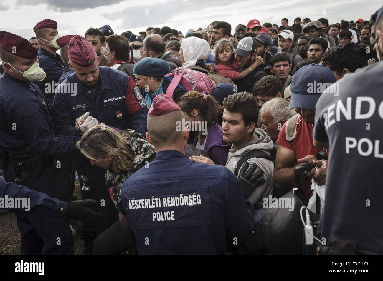 Les réfugiés et les migrants d'attendre à bord de bus à proximité de l'Reszke crossing en Hongrie, à la frontière avec la Serbie le 8 septembre 2015. Des milliers de réfugiés en provenance de Syrie et d'autres pays continuent de faire leur chemin jusqu'en Hongrie, en route vers l'Allemagne et d'autres pays de l'Europe de l'Ouest. La Hongrie s'efforce d'achever la construction d'une clôture pour arrêter la migration. Photo par Zavallis-81/UPI Banque D'Images