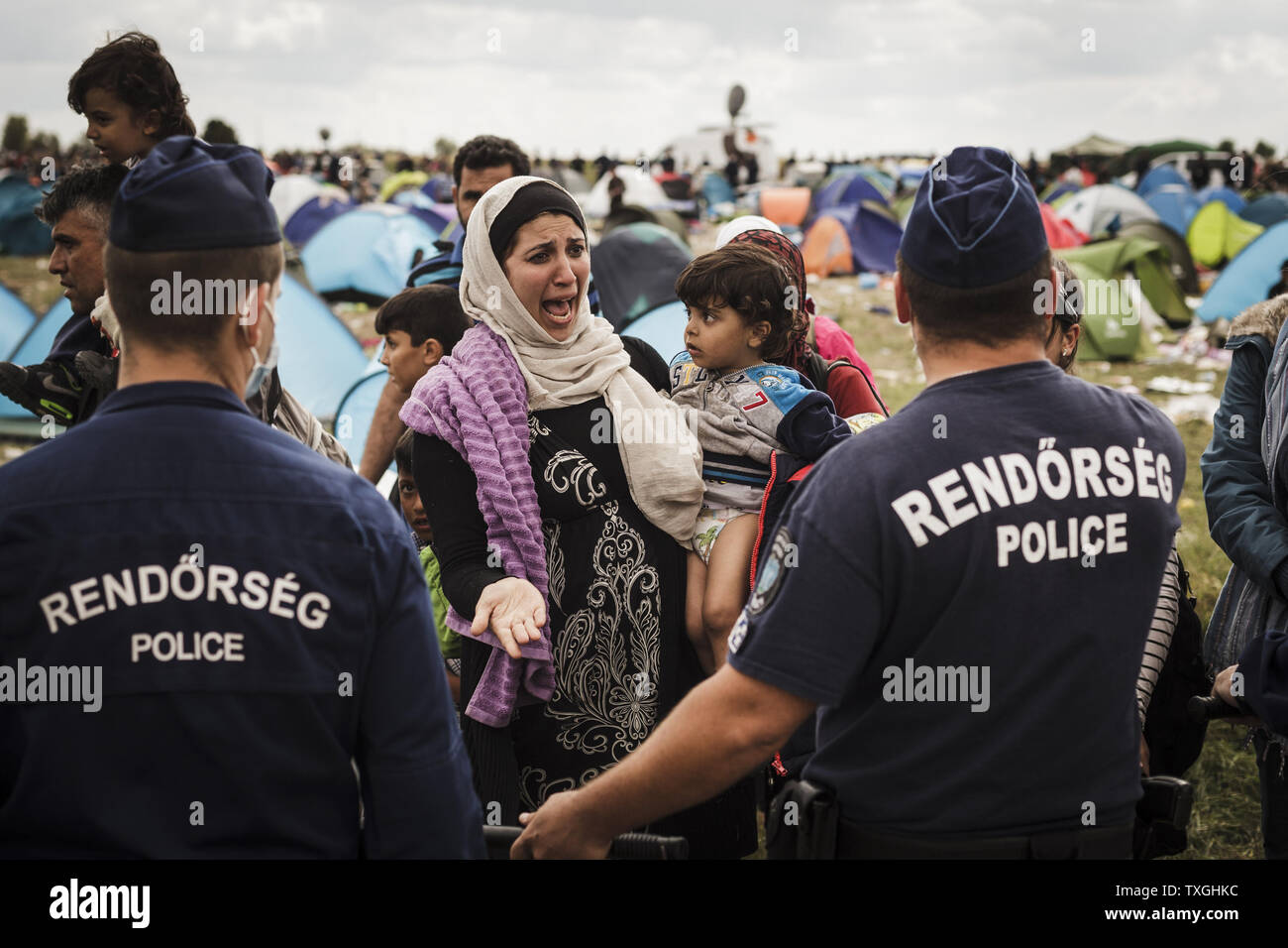 Femme syrienne pleure comme bloc de police hongrois Réfugiés à la Reszke crossing en Hongrie, à la frontière avec la Serbie le 8 septembre 2015. Réfugiés syriens et d'autres dorment pendant des jours dans les domaines attendent leur chance d'obtenir un bus qui va les emmener dans un centre d'enregistrement à proximité. Photo par Zavallis-81/UPI Banque D'Images