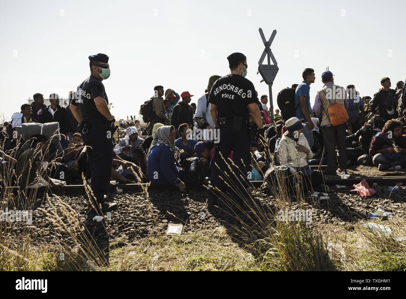 Les réfugiés et les migrants à bord d'attente bus à proximité de la frontière avec la Serbie en Roszke, la Hongrie le 8 septembre 2015. Ils sont transférés à un camp d'enregistrement avant de poursuivre leur voyage vers l'Allemagne. Photo par Zavallis-81/UPI Banque D'Images