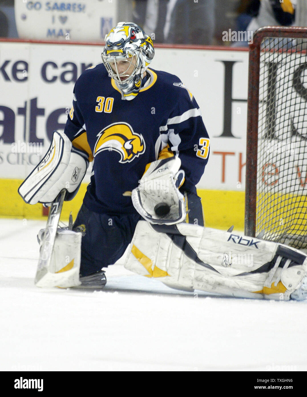 Gardien de Sabres de Buffalo Ryan Miller fait une sauvegarde des gants avant d'échauffements en jeu un des quarts de finale de conférence de l'Est contre les Islanders de New York à l'HSBC Arena de Buffalo le 12 avril 2007. (Photo d'UPI/Jerome Davis) Banque D'Images