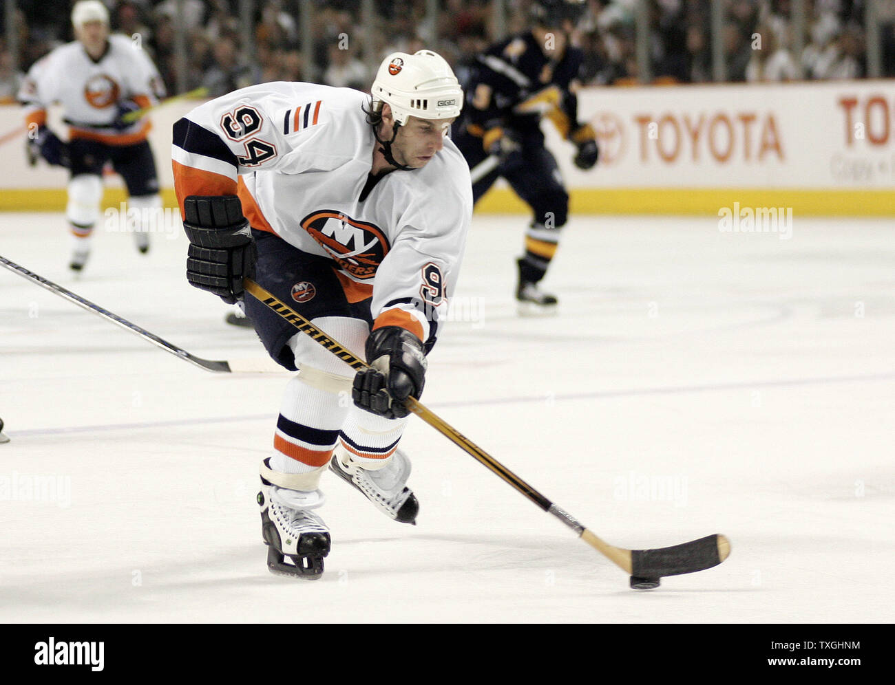 Ryan Smyth des Islanders de New York en patins sur objectif durant une échappée contre les Sabres de Buffalo dans la 3e période de jeu un des quarts de finale de conférence de l'Est à l'HSBC Arena de Buffalo le 12 avril 2007. (Photo d'UPI/Jerome Davis) Banque D'Images