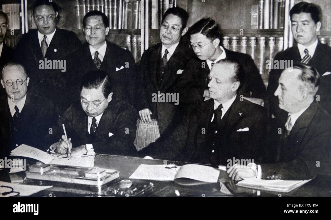 Impression photographique de l'ambassadeur japonais Mushanokoji Kintomo et le ministre des affaires étrangères de l'Allemagne nazie Joachim von Ribbentrop signer le Pacte Antikomintern. En date du 20e siècle Banque D'Images