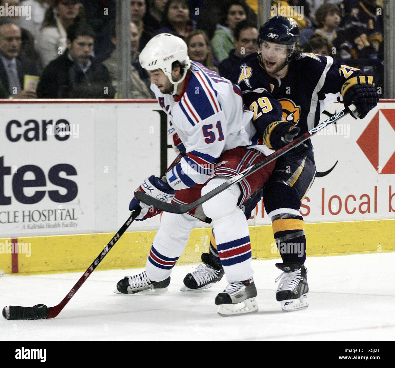 Rangers de New York le défenseur Fedor Tyutin (51) de la Russie est vérifiée par l'aile droite Buffalo Sabres Jason Pominville dans la première période de jeu de deux demi-finales de conférence de l'Est de la LNH à l'HSBC Arena de Buffalo, New York le 27 avril 2007. (Photo d'UPI/Jerome Davis) Banque D'Images