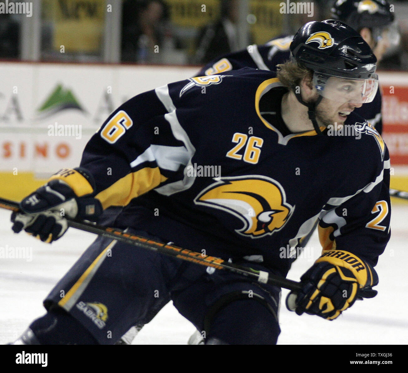 Sabres de Buffalo aile gauche Thomas Vanek skates contre les Rangers de New York en troisième période de deux jeux de la demi-finale de conférence de l'Est de la LNH à l'HSBC Arena de Buffalo, New York le 27 avril 2007. Les Sabres de Buffalo a vaincu les Rangers de New York 3-2 (UPI/Photo Jerome Davis) Banque D'Images