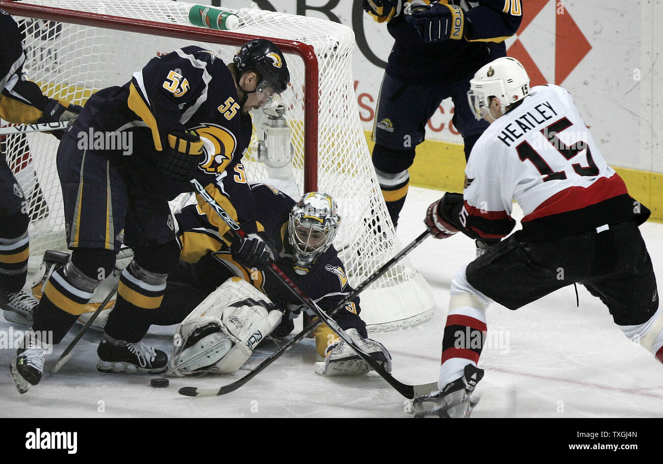 L'aile droite des Sénateurs d'Ottawa, Dany Heatley (15) tente d'obtenir un rebond à partir de Sabres de Buffalo Jochen Hecht centre (55) dans la première période de deux jeu de la Conférence de l'Est de la LNH finales à l'HSBC Arena de Buffalo, New York le 12 mai 2007. (Photo d'UPI/Jerome Davis) Banque D'Images