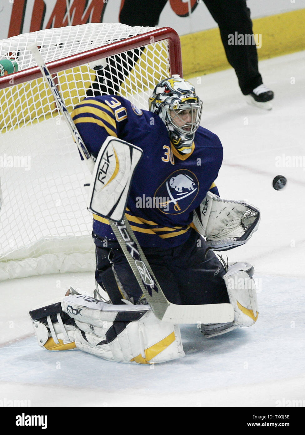 Gardien de Sabres de Buffalo Ryan Miller (30) fait un gant enregistrer dans la deuxième période contre les Sénateurs d'Ottawa dans le jeu de la conférence de l'Est cinq finales à l'HSBC Arena de Buffalo, New York le 19 mai 2007. (Photo d'UPI/Jerome Davis) Banque D'Images