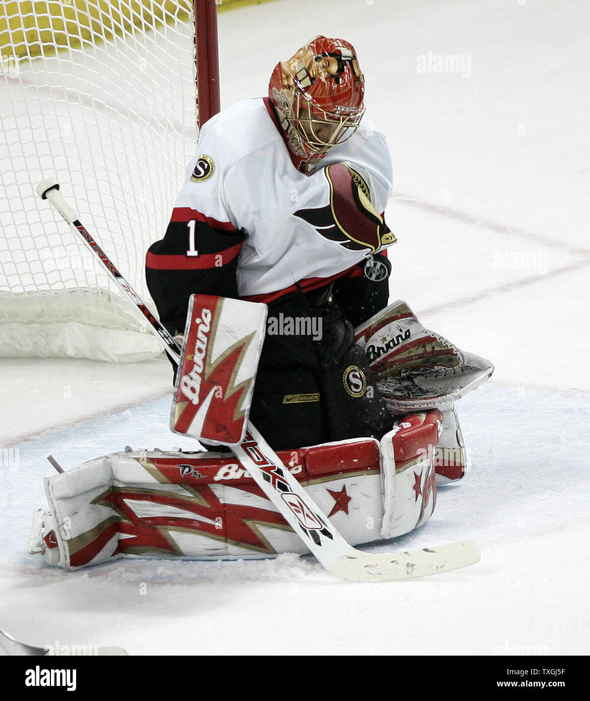 Le gardien des Sénateurs d'Ottawa Les Sénateurs d'Ottawa Ray Emery a fait enregistrer la poitrine en troisième période contre les Sabres de Buffalo à l'HSBC Arena de Buffalo le 19 mai 2007. Les Sabres de Buffalo, les Sénateurs d'Ottawa de l'hôte dans le jeu de la conférence de l'Est cinq finales. (Photo d'UPI/Jerome Davis) Banque D'Images