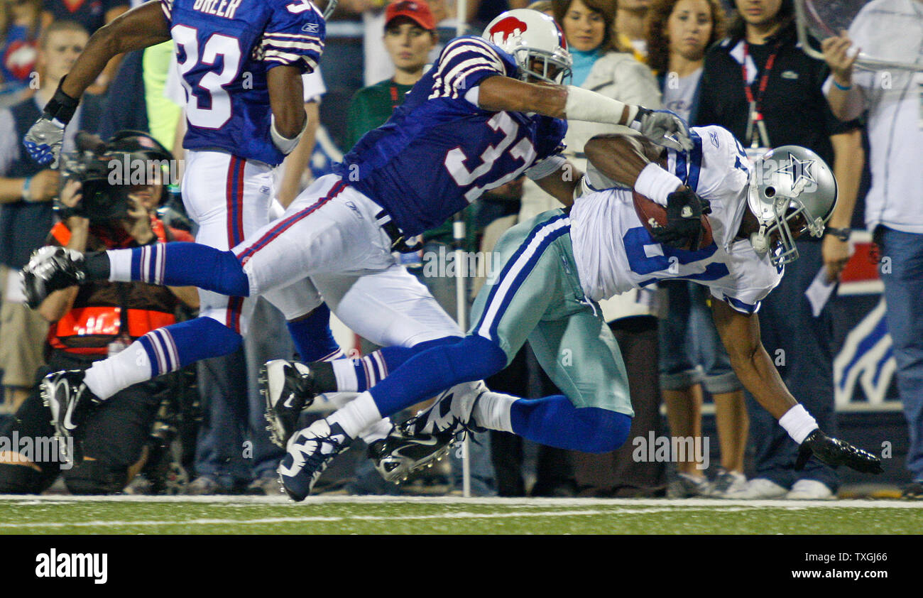 Cowboys de Dallas receveur Terrell Owens (81) est forcée en dehors des limites de sécurité Buffalo Bills George Wilson (37) après Terrell a fait une capture dans le troisième trimestre à Ralph Wilson Stadium à Buffalo, New York le 8 octobre 2007. Les Cowboys défait les projets de loi 25 - 24. (Photo d'UPI/Jerome Davis) Banque D'Images