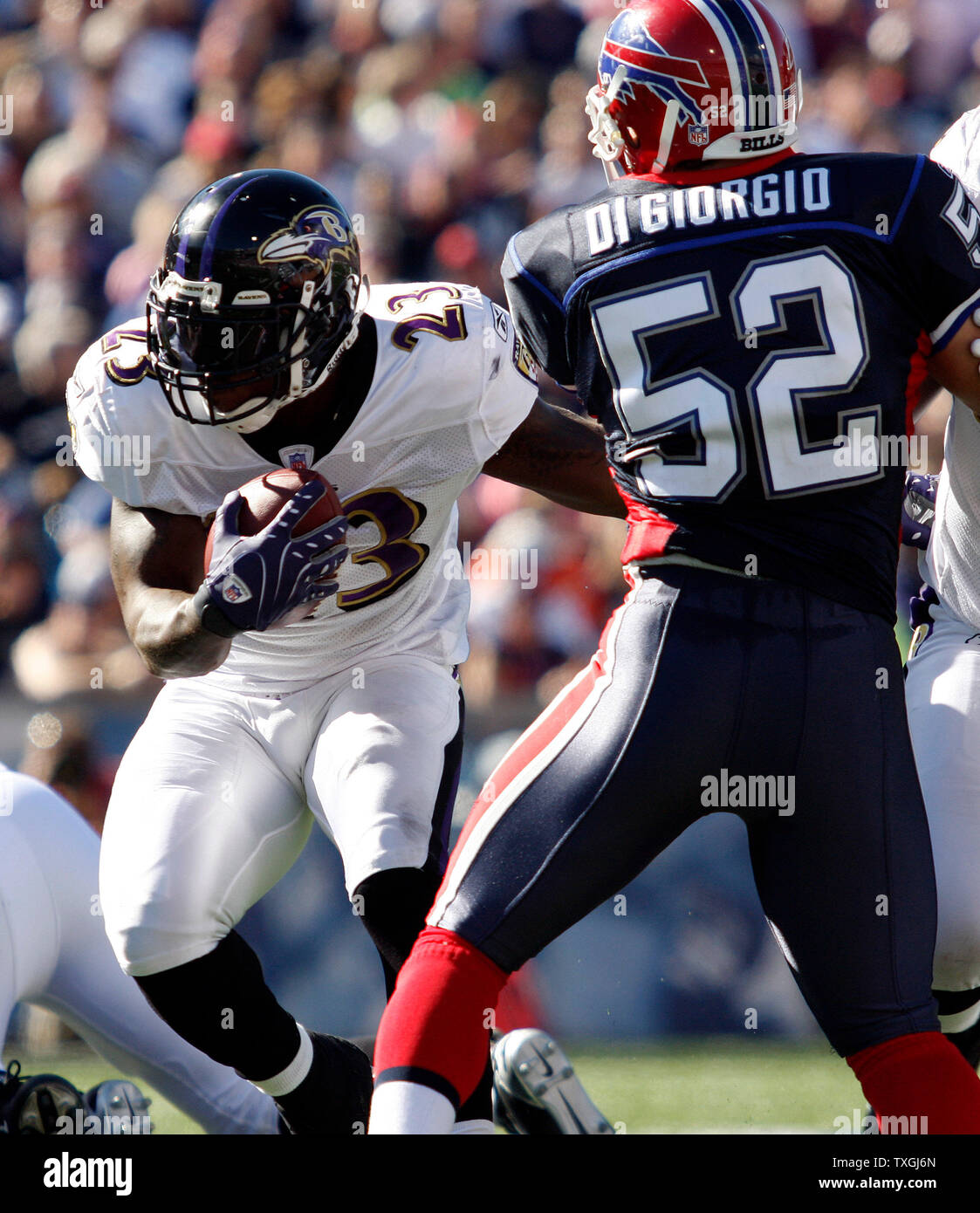 Baltimore Ravens running back Willis McGahee (23) passe devant le secondeur John DiGiorgio Buffalo Bills (52) et ramasse une première au deuxième trimestre au cours d'un match au stade Ralph Wilson à Buffalo, New York le 08 octobre 2007. Les projets de mener les Ravens 9 - 0 à la mi-temps. (Photo d'UPI/Jerome Davis) Banque D'Images