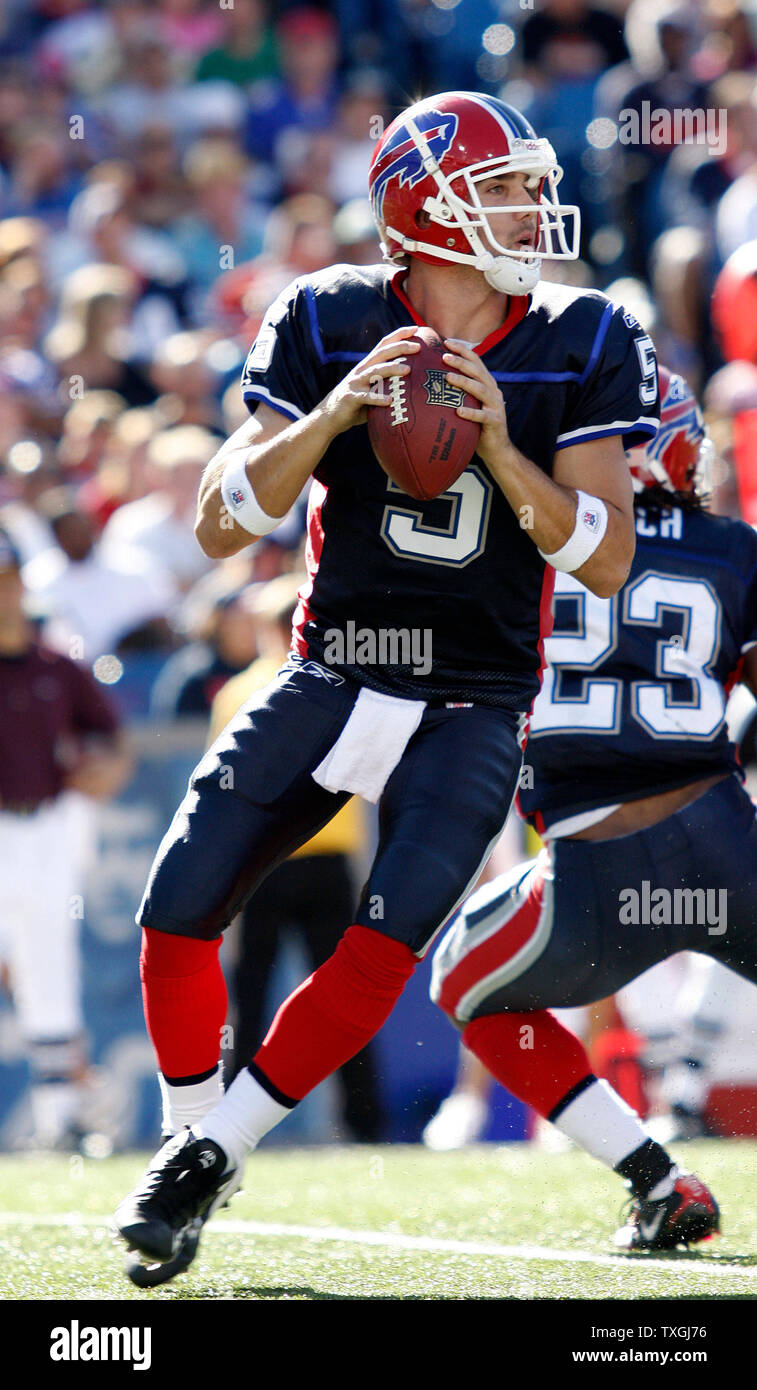 Buffalo Bills quarterback Trent Edwards regarde vers le bas pour ouvrir un champ récepteur dans le deuxième trimestre contre le Baltimore Ravens au Ralph Wilson Stadium de Buffalo, New York le 8 octobre 2007. Les projets de mener les Ravens 9 - 0 à la mi-temps. (Photo d'UPI/Jerome Davis) Banque D'Images