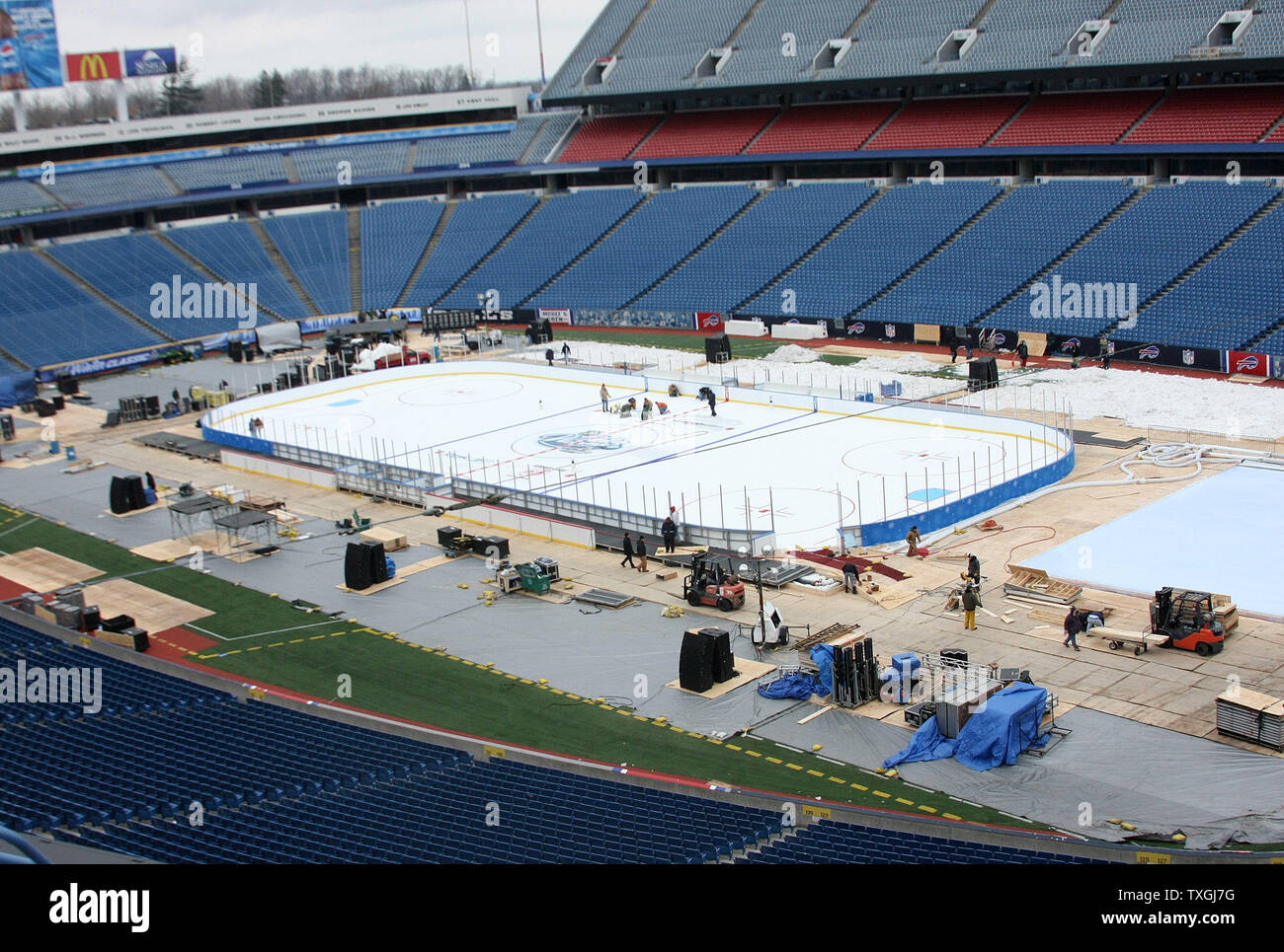 Fini les travailleurs de poser les logos sur la glace en prévision de la NHL Winter Classic 2008 pour être joué le 1 janvier 2008 à Ralph Wilson Stadium in orchard Park, New York le 29 décembre 2007. (Photo d'UPI/Jerome Davis) Banque D'Images