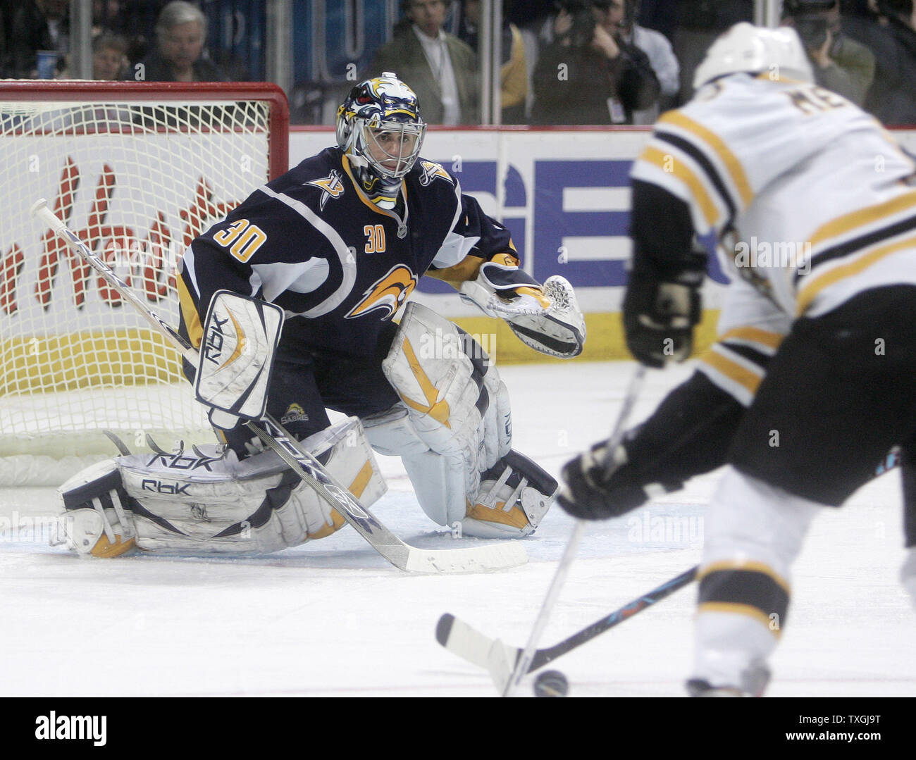 Gardien de Sabres de Buffalo Ryan Miller (30) sur le pli de faire une sauvegarde dans la troisième période à la HSBC Arena de Buffalo, New York le 8 février 2008. Les Bruins, défait les sabres 3-2 dans une fusillade. (Photo d'UPI/Jerome Davis) Banque D'Images