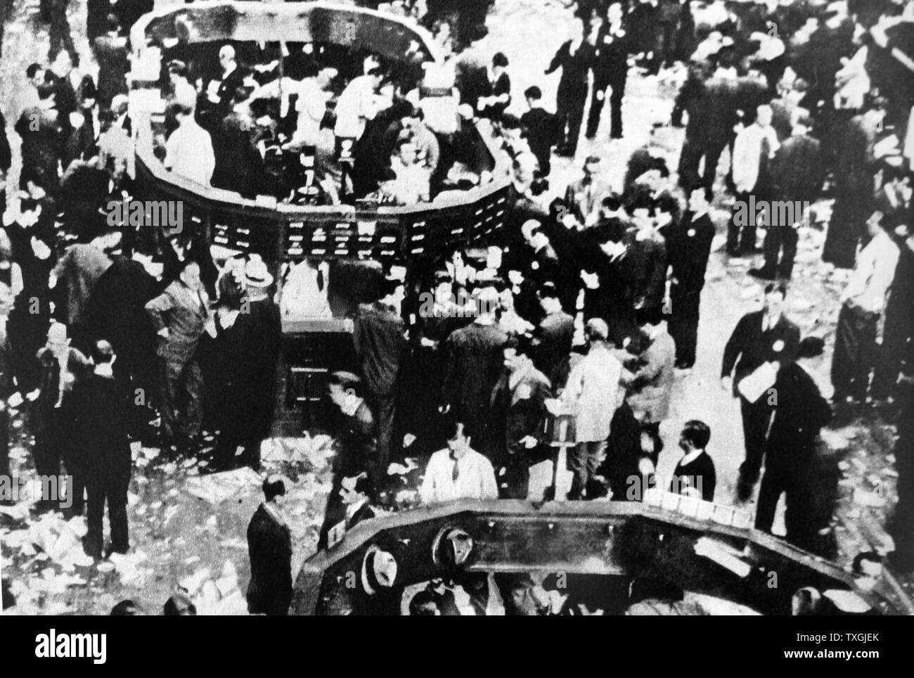 Impression photographique de foules de l'étage de la Bourse de Wall Street, New York, au début de krach de Wall Street en 1929. En date du 20e siècle Banque D'Images