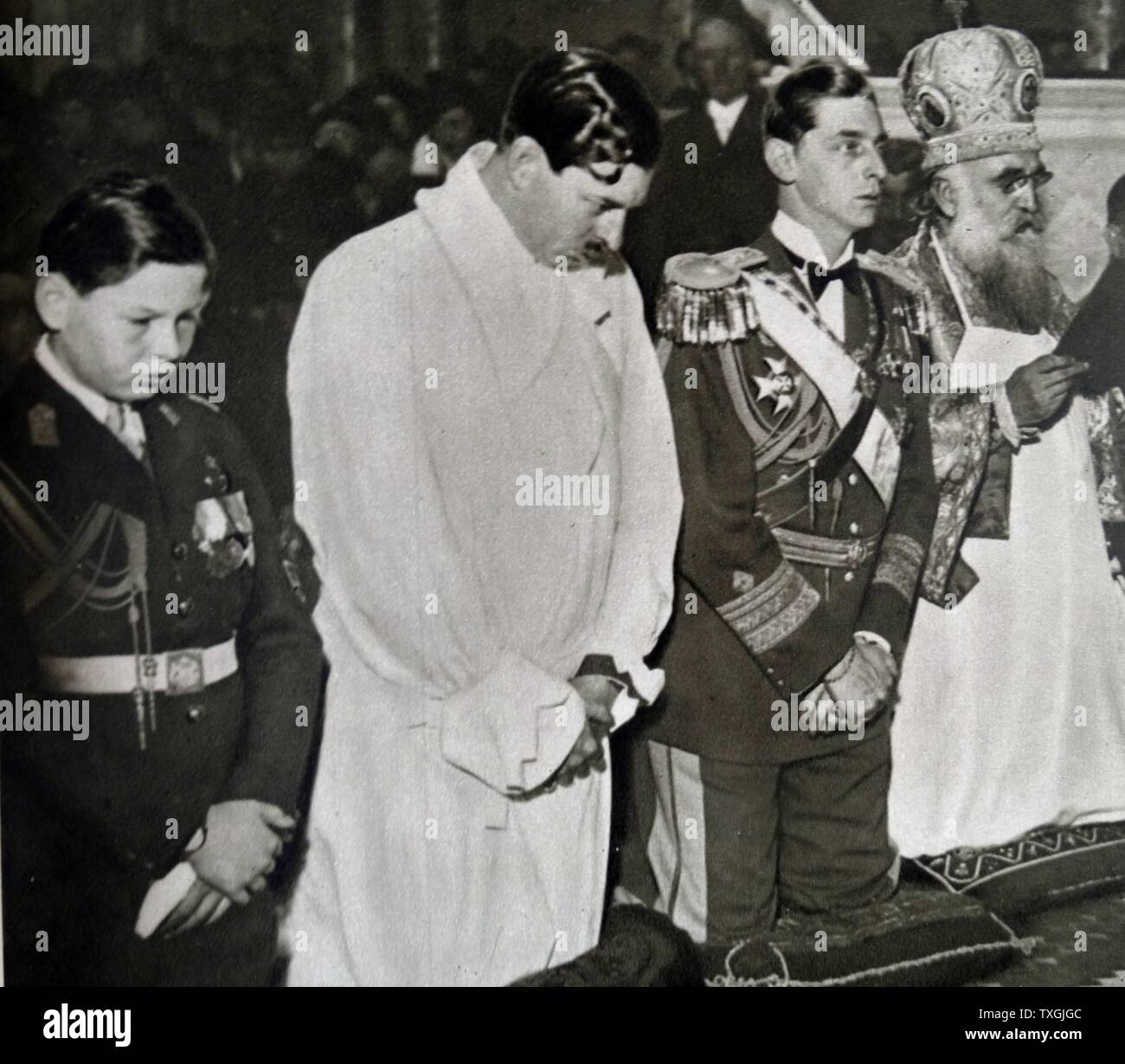 Impression photographique du Prince Michael et son père le Roi Carol de Roumanie, pendant une messe à Bucarest. En date du 20e siècle Banque D'Images