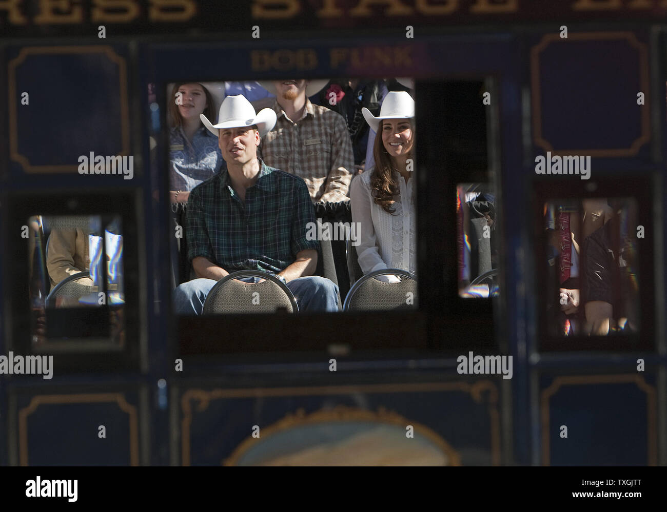 Pour la dernière étape de leur tournée royale, le Prince William et Kate, le duc et la duchesse de Cambridge, regarder le défilé du Stampede de Calgary à Calgary, Alberta, le 8 juillet 2011. UPI/Heinz Ruckemann Banque D'Images