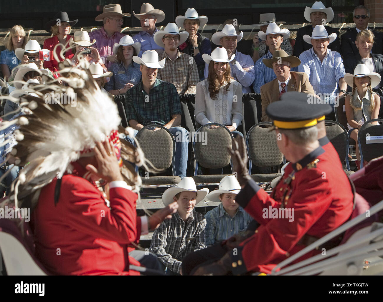 Pour la dernière étape de leur tournée royale, le Prince William et Kate, le duc et la duchesse de Cambridge, regarder le défilé du Stampede de Calgary à Calgary, Alberta, le 8 juillet 2011. UPI/Heinz Ruckemann Banque D'Images
