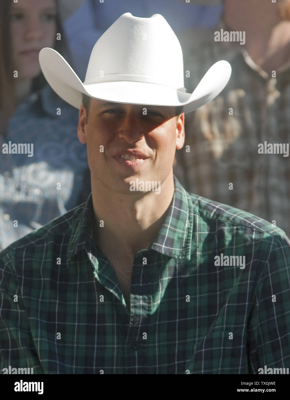 Pour la dernière étape de leur tournée royale, le Prince William, duc de Cambridge, observe le défilé du Stampede de Calgary à Calgary, Alberta, le 8 juillet 2011. UPI/Heinz Ruckemann Banque D'Images