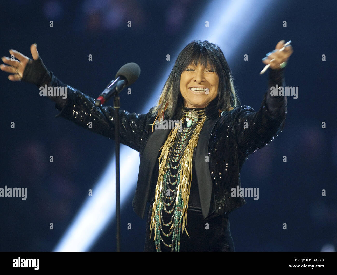 Buffy Sainte-Marie présente "guichet unique de l'année' aux PRIX JUNO 2016 Diffusé à Calgary, Alberta, le 3 avril 2016. UPI/Heinz Ruckemann Banque D'Images