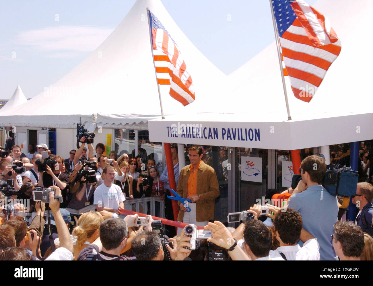 Jim Caviezel, star de "La Passion du Christ" est réglé pour couper le ruban rouge et l'ouverture officielle du pavillon américain 15 mai 2004 pendant le Festival de Cannes à Cannes, France. (Photo d'UPI/Christine Chew) Banque D'Images