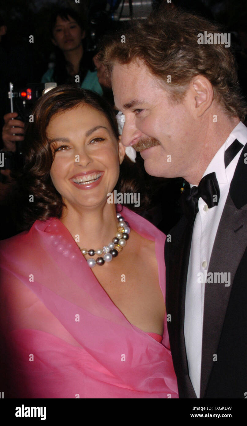 Ashley Judd et Kevin Kline poser pour les photographes sur le tapis rouge avant la projection de gala de 'De-belle" au Palais des Festivals, le 22 mai 2004 pendant le Festival de Cannes à Cannes, France. (Photo d'UPI/Christine Chew) Banque D'Images