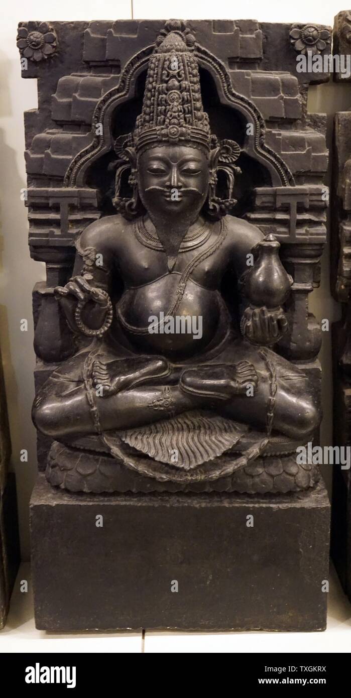 Sculpture de la planète Jupiter de l'Indien (Brihaspati), présenté comme un prêtre corpulent, barbu, tenant un pot d'eau dans une main et chapelet dans l'autre. En date du 17e siècle Banque D'Images