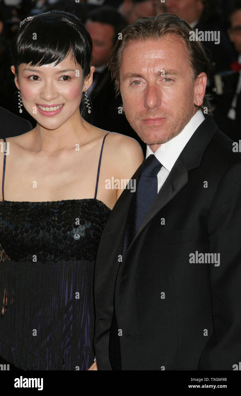 Les membres du jury Zhang Ziyi et Tim Roth arrivent sur le tapis rouge avant la projection du film de Pedro Almodovar "Volver" à la 59e Assemblée annuelle du Festival de Cannes à Cannes, France le 19 mai 2006. (Photo d'UPI/David Silpa) Banque D'Images
