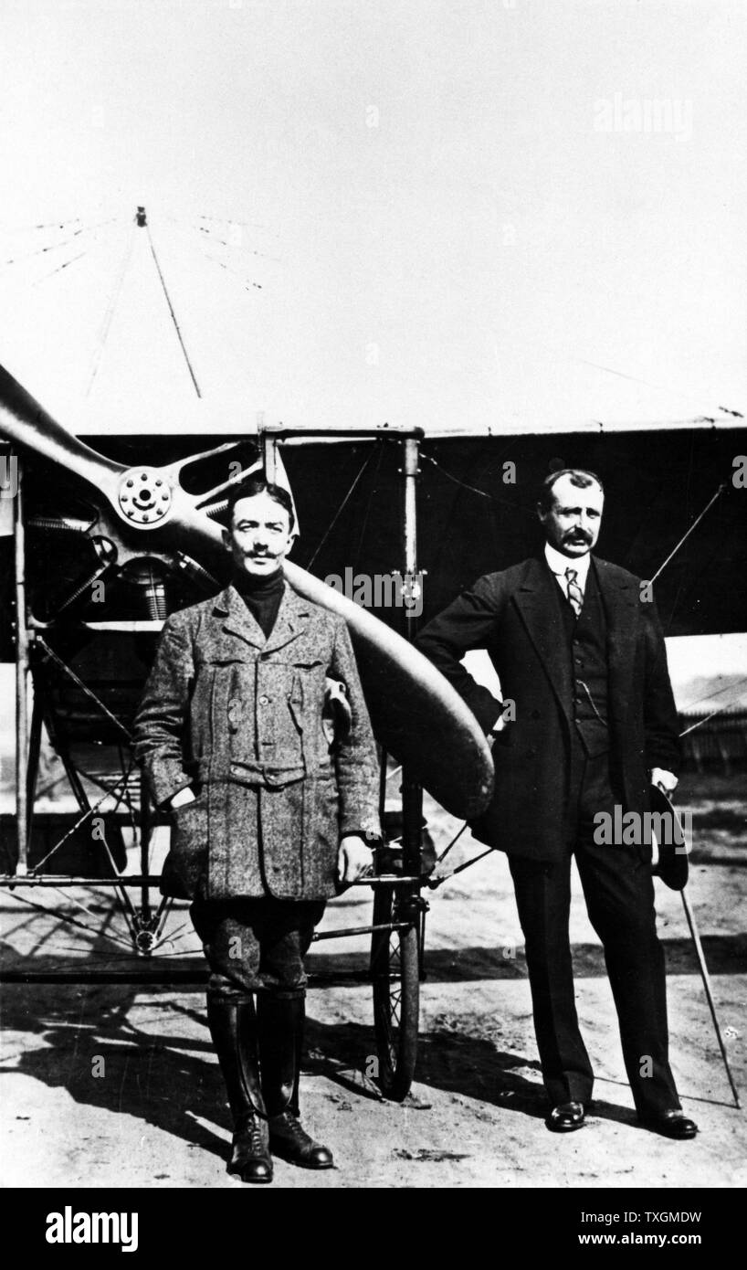 Blériot, Louis (1872-1936) Droit français, aviateur et premier homme à traverser la Manche en avion, juillet 1909. Avec lui, c'est l'ace de l'air française Adolphe Pegoud qui a été tué pendant la Première Guerre mondiale Photographie Banque D'Images