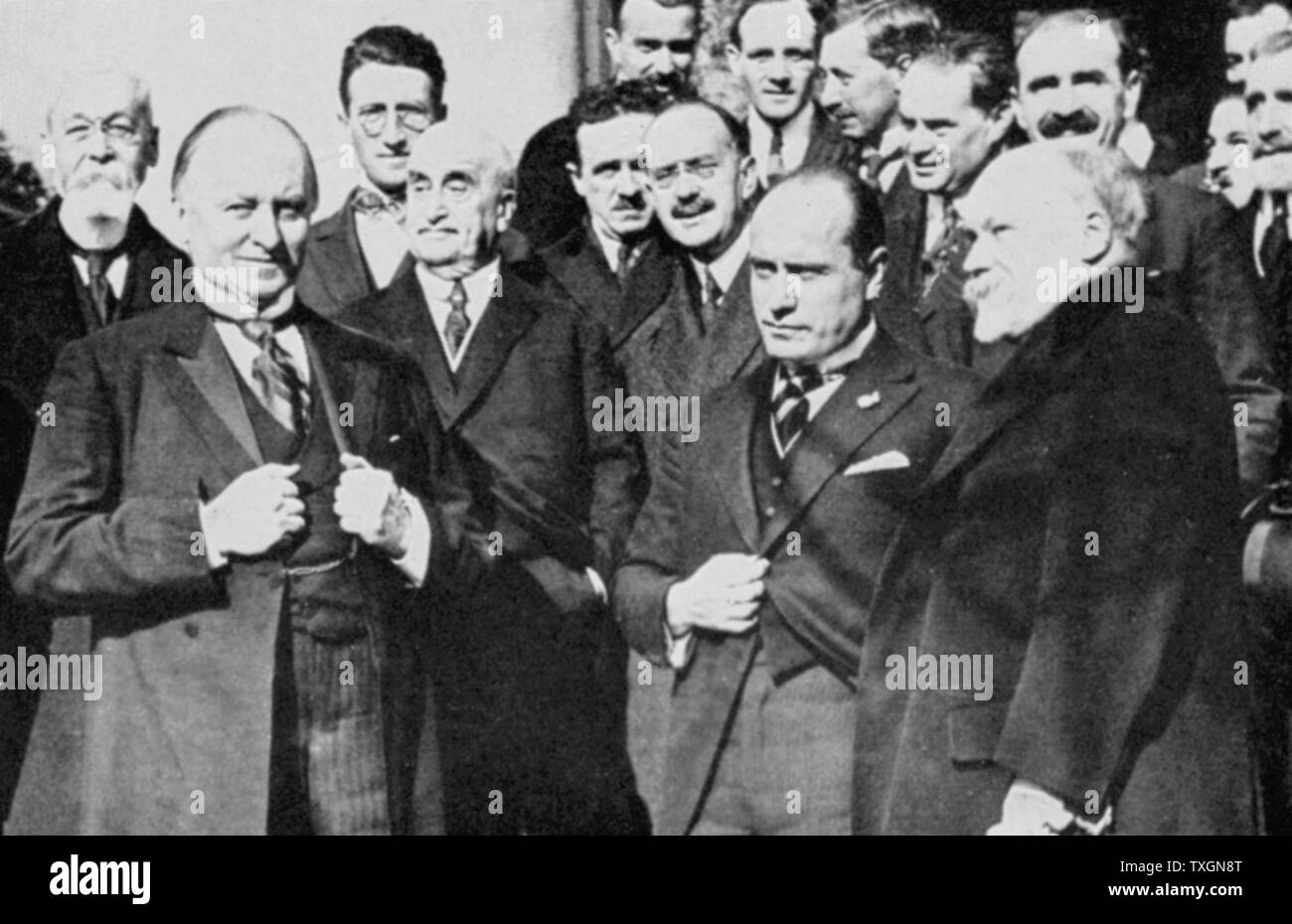 Première réunion de l'Alliance des représentants à la Conférence de Lausanne, qui s'est réuni en novembre 1922, de faire la paix avec la Turquie.De gauche à droite au premier rang : Lord Curzon, Benito Mussolini et Raymond Poincare Banque D'Images