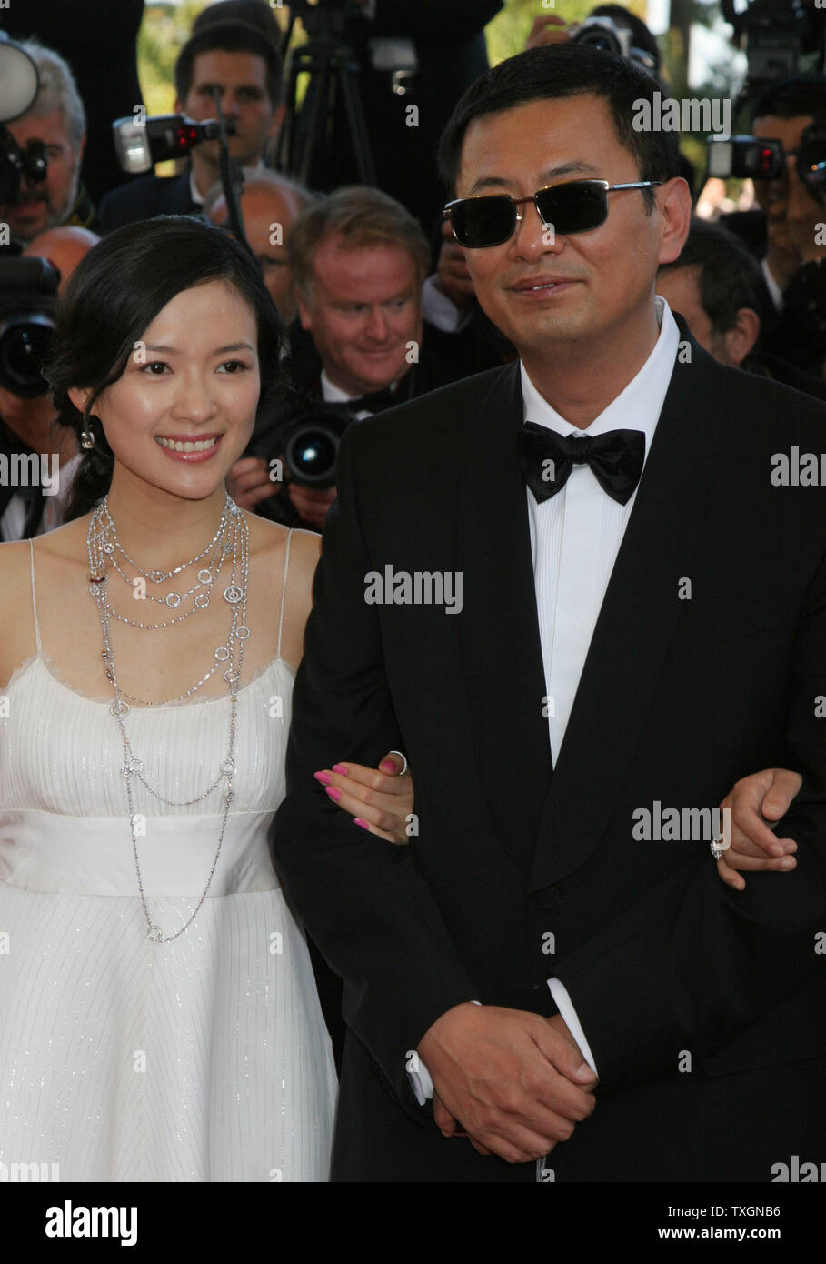 Zhang Ziyi, membre du jury et le président du jury Wong Kar Wai arrivent sur le tapis rouge avant la projection du film 'Marie Antoinette' à la 59e Assemblée annuelle du Festival de Cannes à Cannes, France le 24 mai 2006. (Photo d'UPI/David Silpa) Banque D'Images