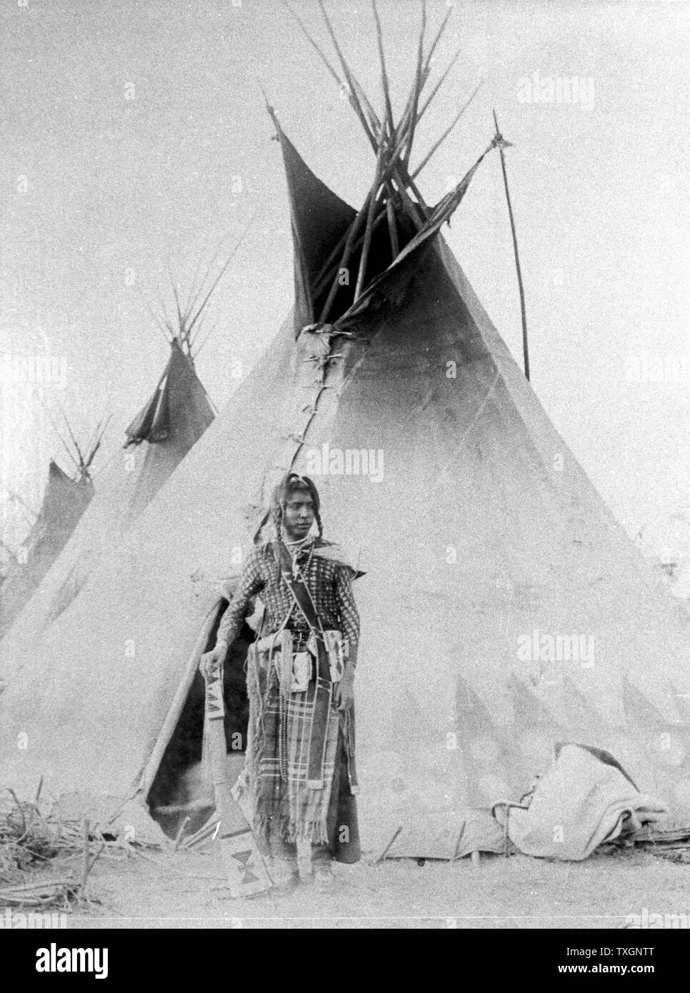 Jeune Pied Noir Indien de l'Amérique du Nord à l'extérieur de sa tente. Photographie c1885-1890 Banque D'Images