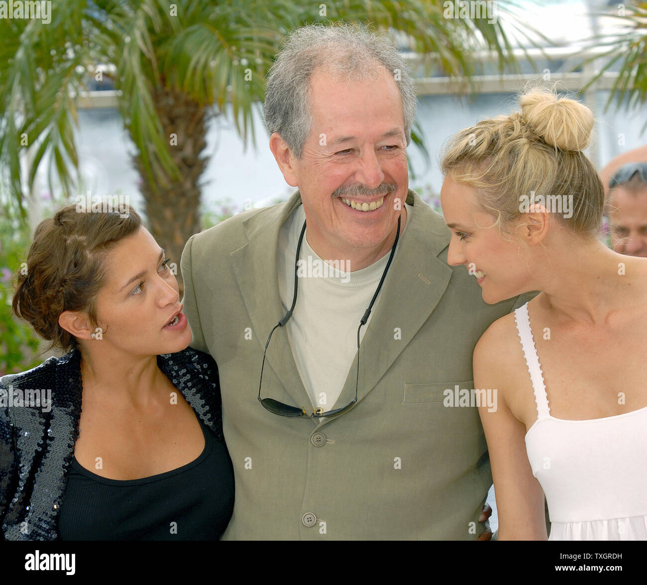 (L-R) L'actrice française Emma de Caunes, directeur Denys Arcand et Diane Kruger assister à la photocall pour "L'Age des Tenebres' sur la terrasse Riviera au 60e Festival du Film de Cannes (France) le 26 mai 2007. (Photo d'UPI/Christine Chew) Banque D'Images