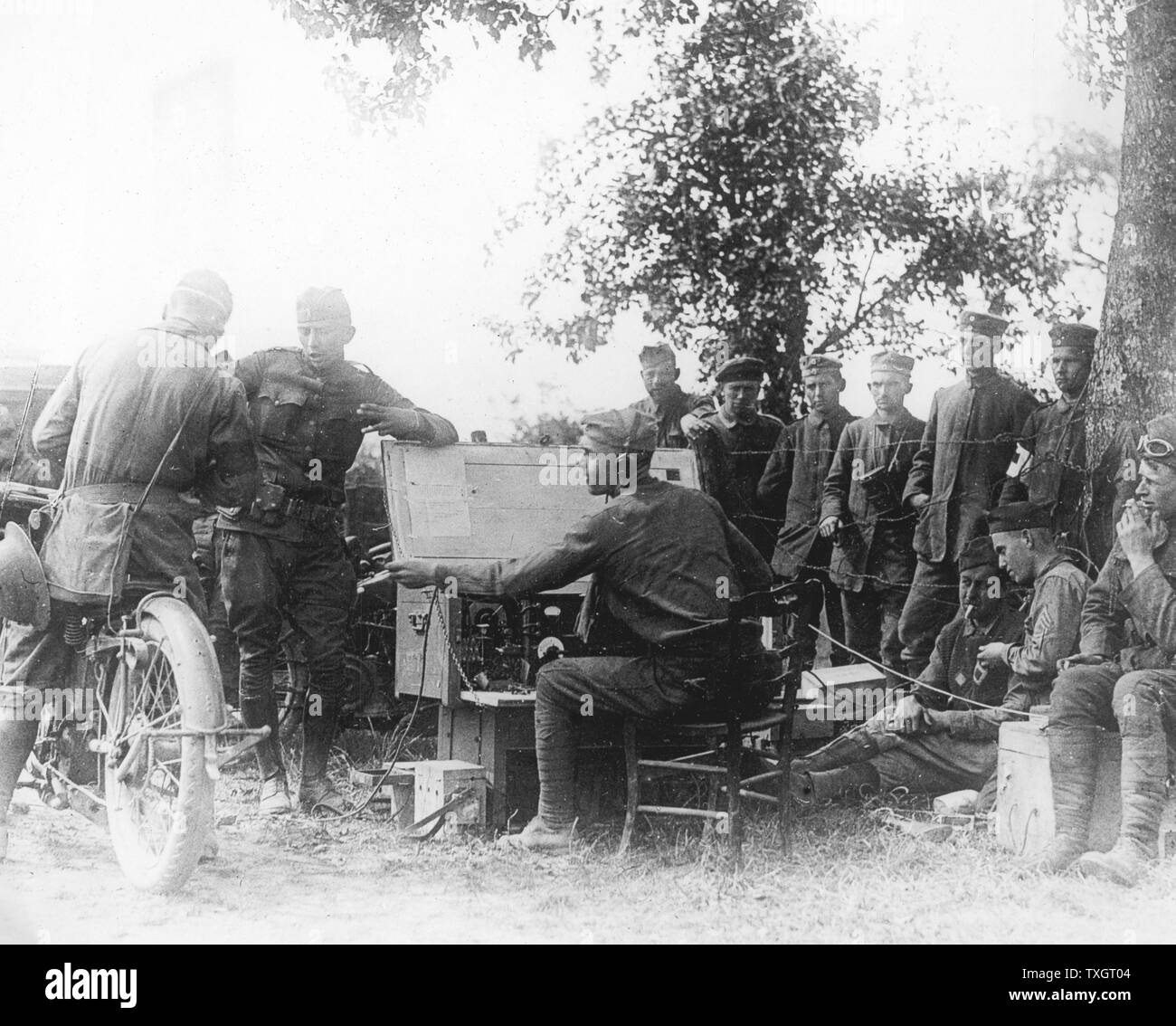 La Seconde Guerre mondiale : l'United States Army Signal Corps en France, en juillet 1918, l'exploitation d'une station de radio sur le terrain de l'Armée US photographie Banque D'Images