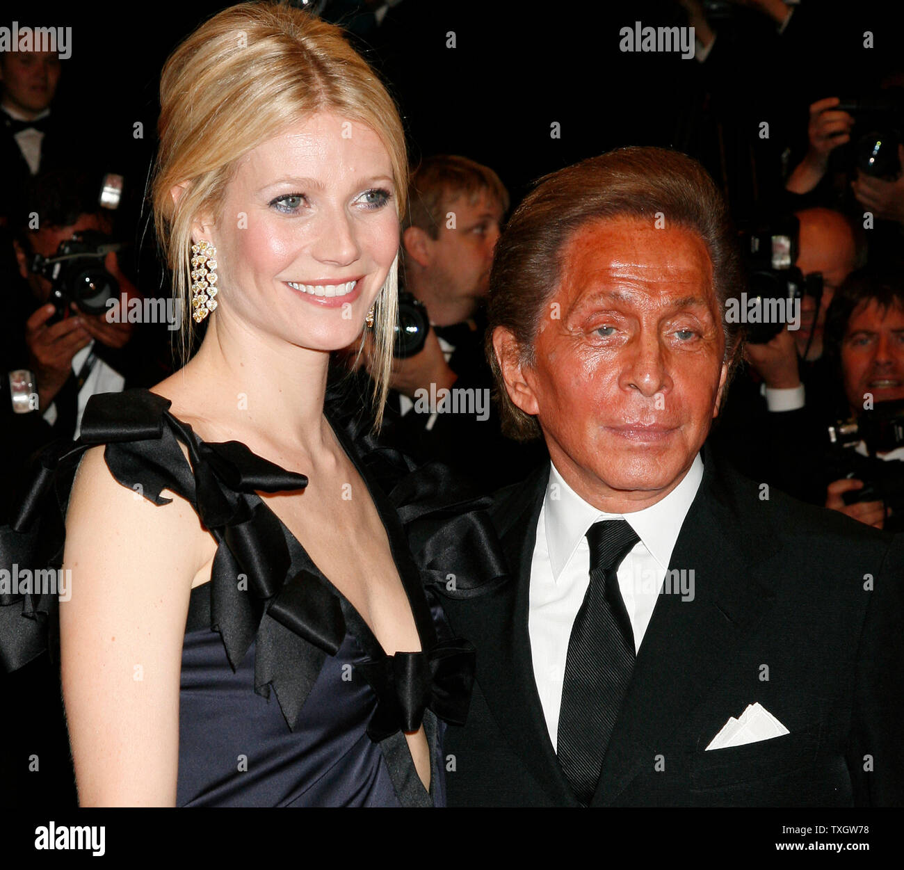 Designer de mode Valentino Garavani et l'actrice Gwyneth Paltrow arrivent sur le tapis rouge avant la projection du film "Deux Amoureux" au cours de la 61e Festival du Film de Cannes (France) le 19 mai 2008. (Photo d'UPI/David Silpa) Banque D'Images