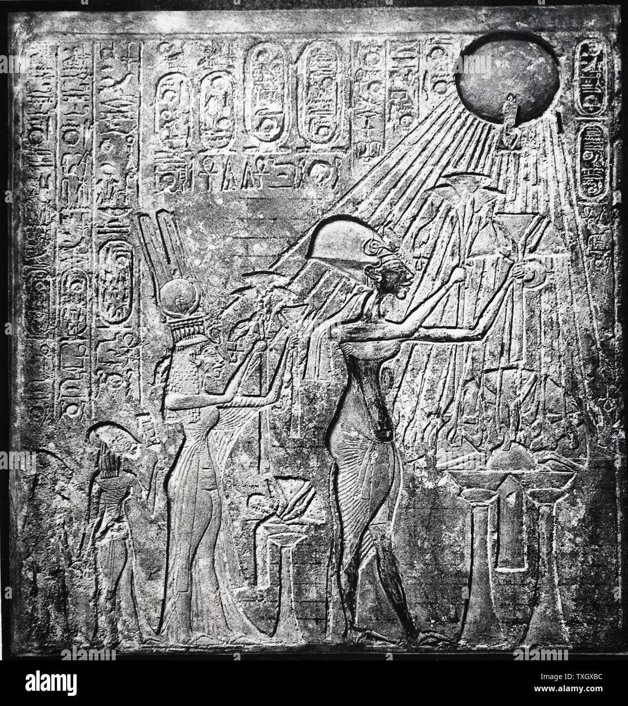 Akhenaton (Amenhotep IV) pharaon hérétique, régna de 1353-1336 BC ici avec Néfertiti et leurs deux filles offrant des cadeaux à l'allégement du soleil. à l'origine dans le Temple du Soleil, Thèbes. Lin Banque D'Images