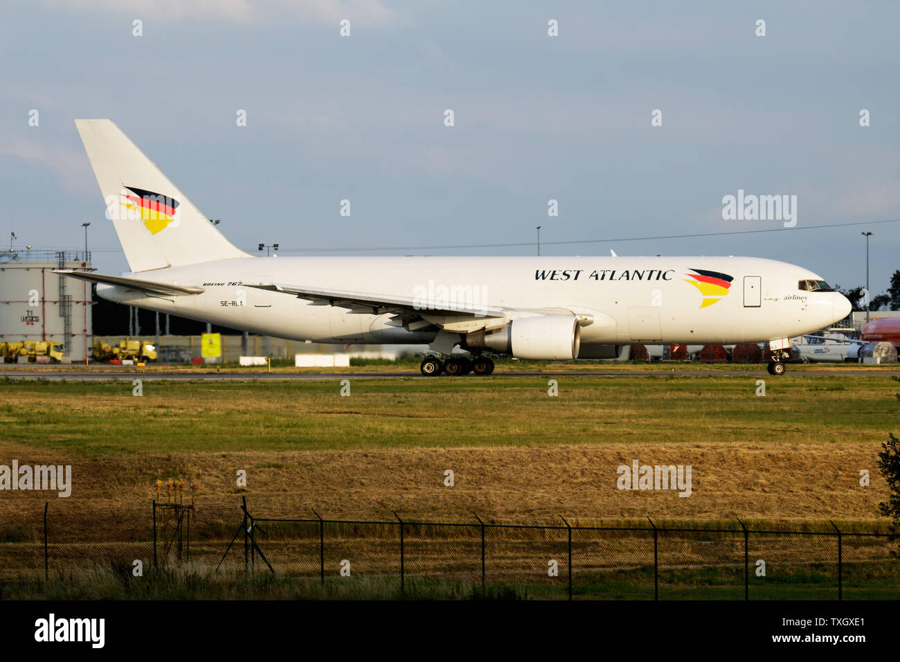 LIEGE / BELGIQUE - Juillet 2, 2017 : West Air Sweden Boeing 767-200 cargo SE-RLA départ à l'aéroport de Liège Banque D'Images