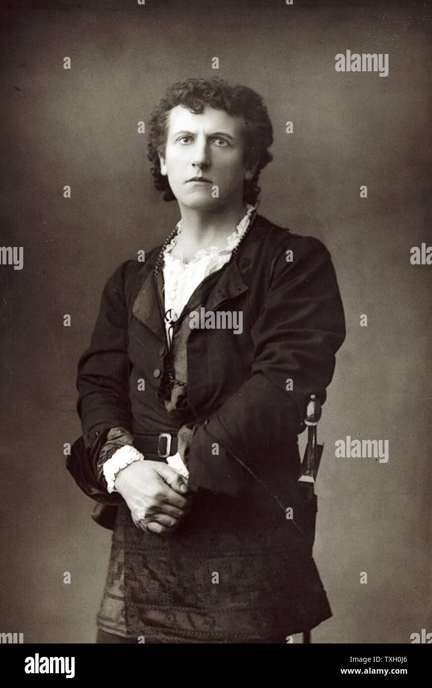 Wilson Barrett (1846-1904) l'acteur anglais-manager de la vieille école contre laquelle Henry Arthur Jones et Arthur Wing Pinero a réagi. Photographie publiée Londres c1890 Banque D'Images