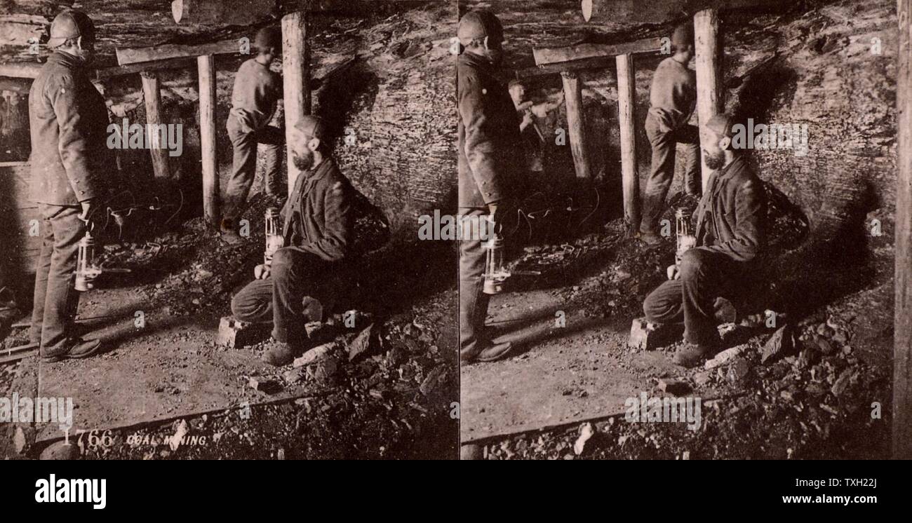 L'extraction du charbon britannique - The Pitmen travaillant une couture dans une galerie avec toit soutenu par des puits en bois accessoires. Photographie c1900. Fiche d'un stéréoscope. Banque D'Images