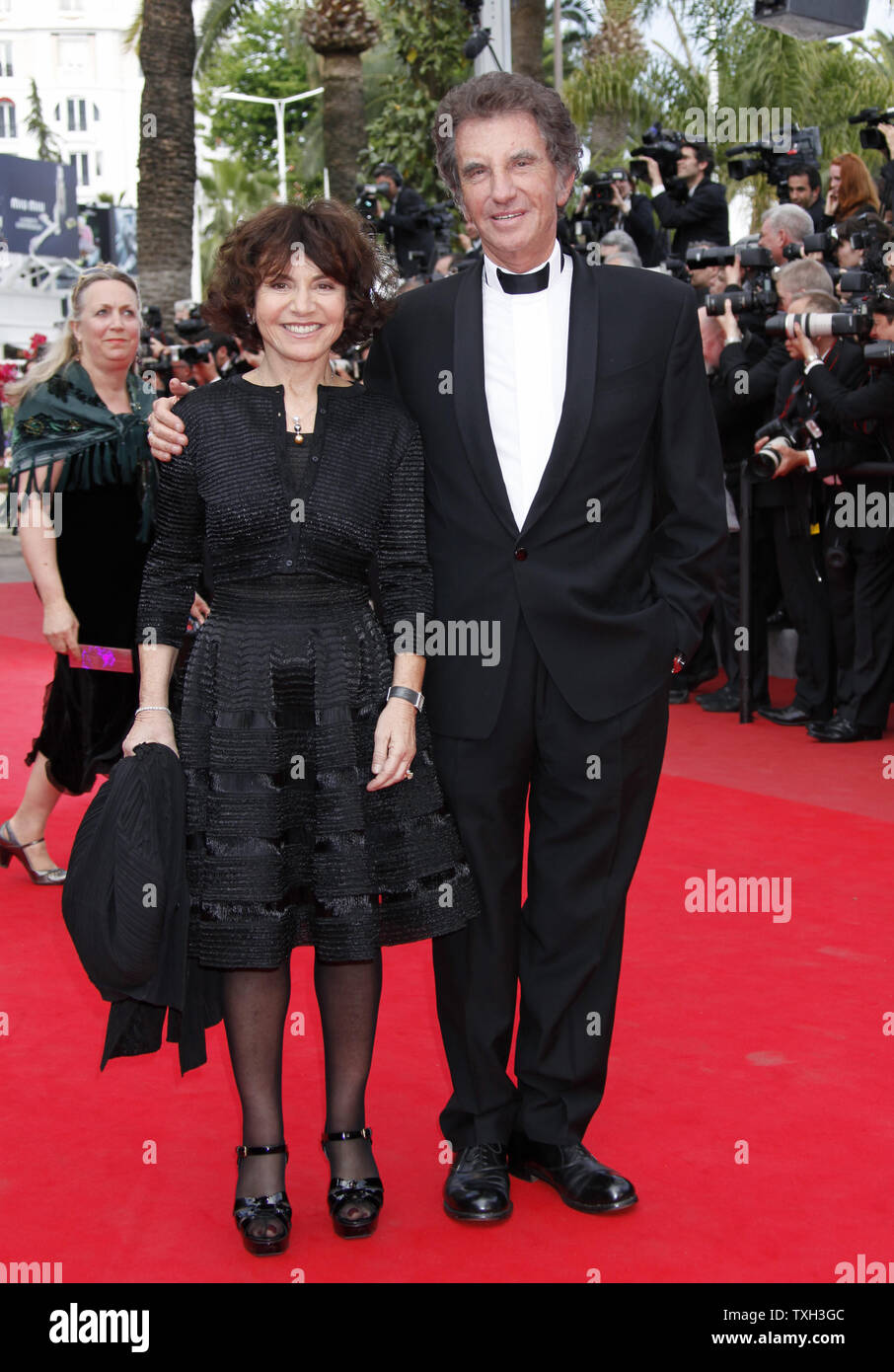 Jack Lang et son épouse Monique Buczynski arrivent sur le tapis rouge avant la projection du film 'Robin des Bois' lors de la cérémonie d'ouverture de la 63e congrès annuel international du Film de Cannes à Cannes, France le 12 mai 2010. UPI/David Silpa Banque D'Images