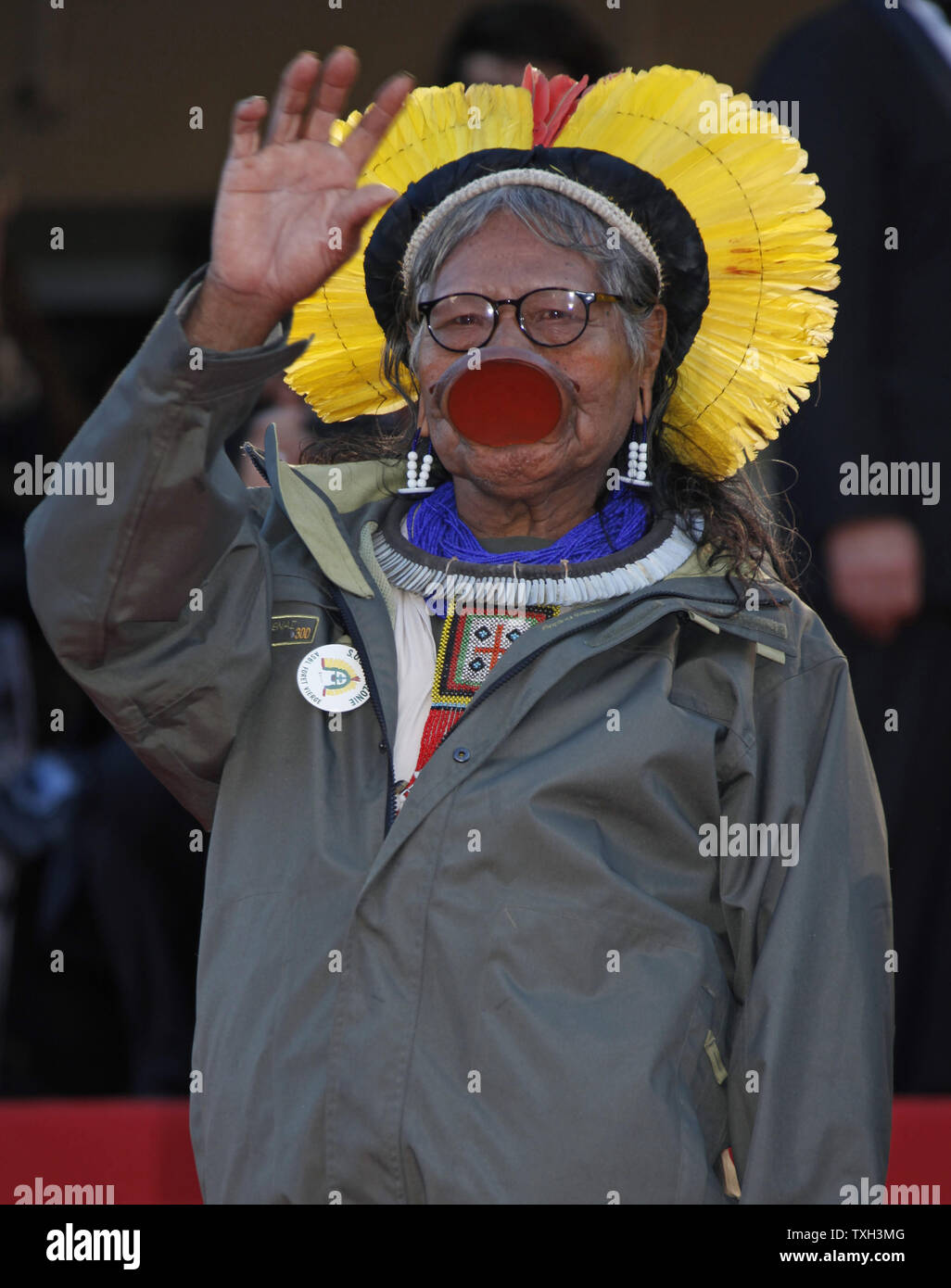 Raoni Metuktire arrive sur le tapis rouge avant la projection du film 'Tournée' au cours de la 63e congrès annuel international du Film de Cannes à Cannes, France le 13 mai 2010. UPI/David Silpa Banque D'Images