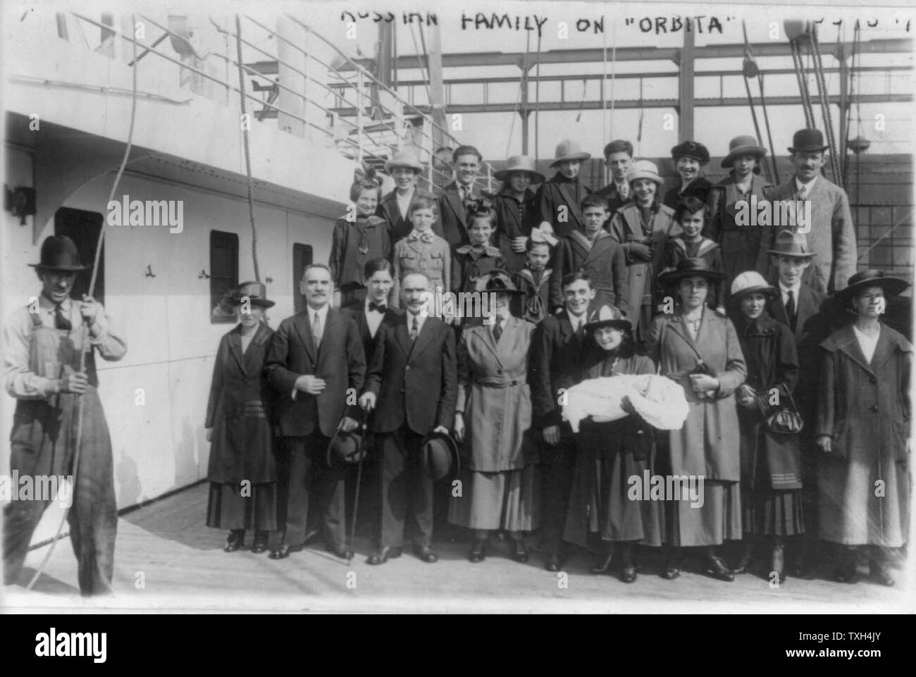 Bien-habillés de la famille (27 Ostrovski) réfugiés posés sur le pont à leur arrivée à New York de la Russie, 16 septembre 1921. Banque D'Images