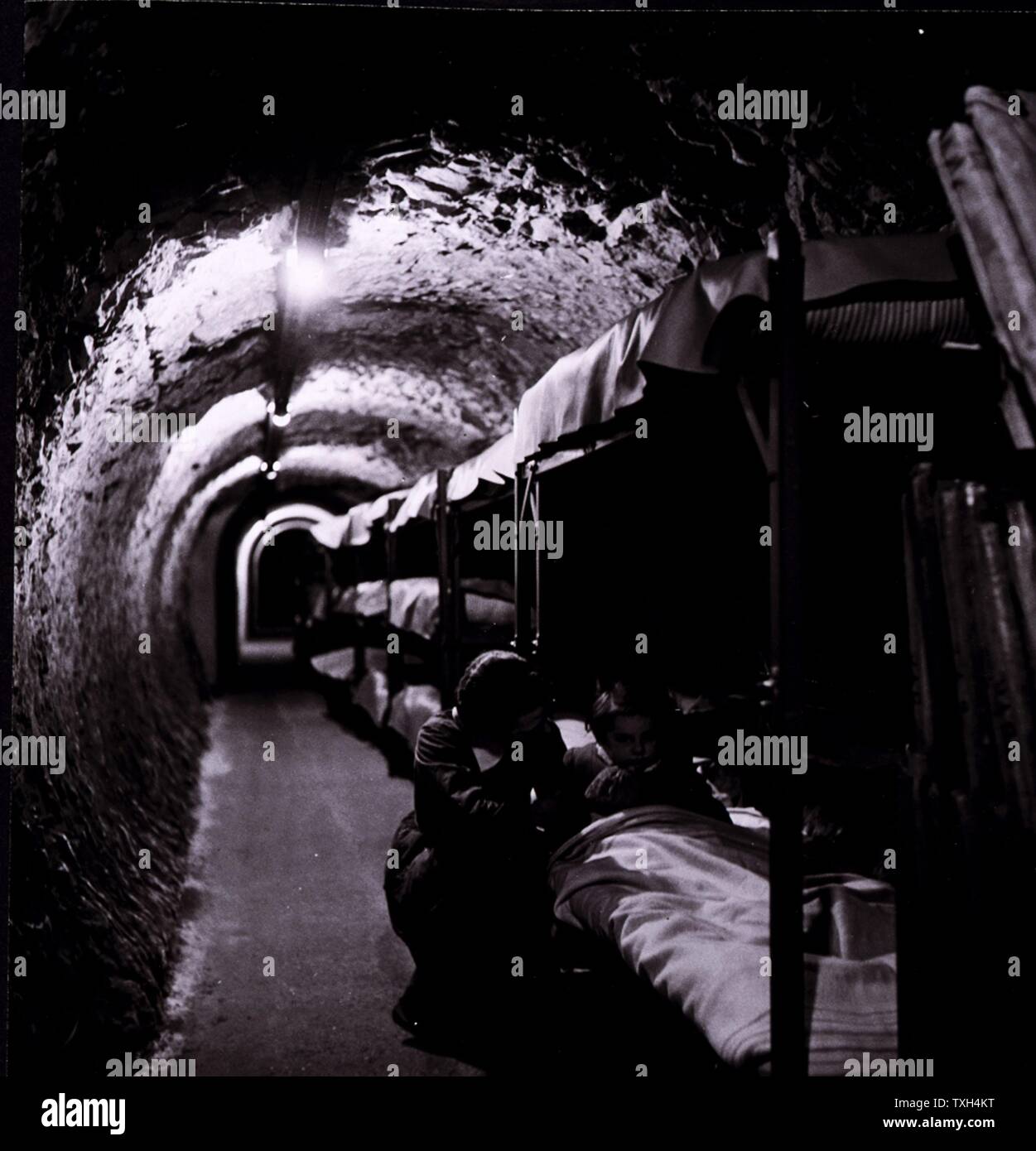 Des lits superposés sur Londres dans un tunnel souterrain. Des milliers dormaient sous terre pendant l'attentat à Londres durant la Seconde Guerre mondiale Banque D'Images