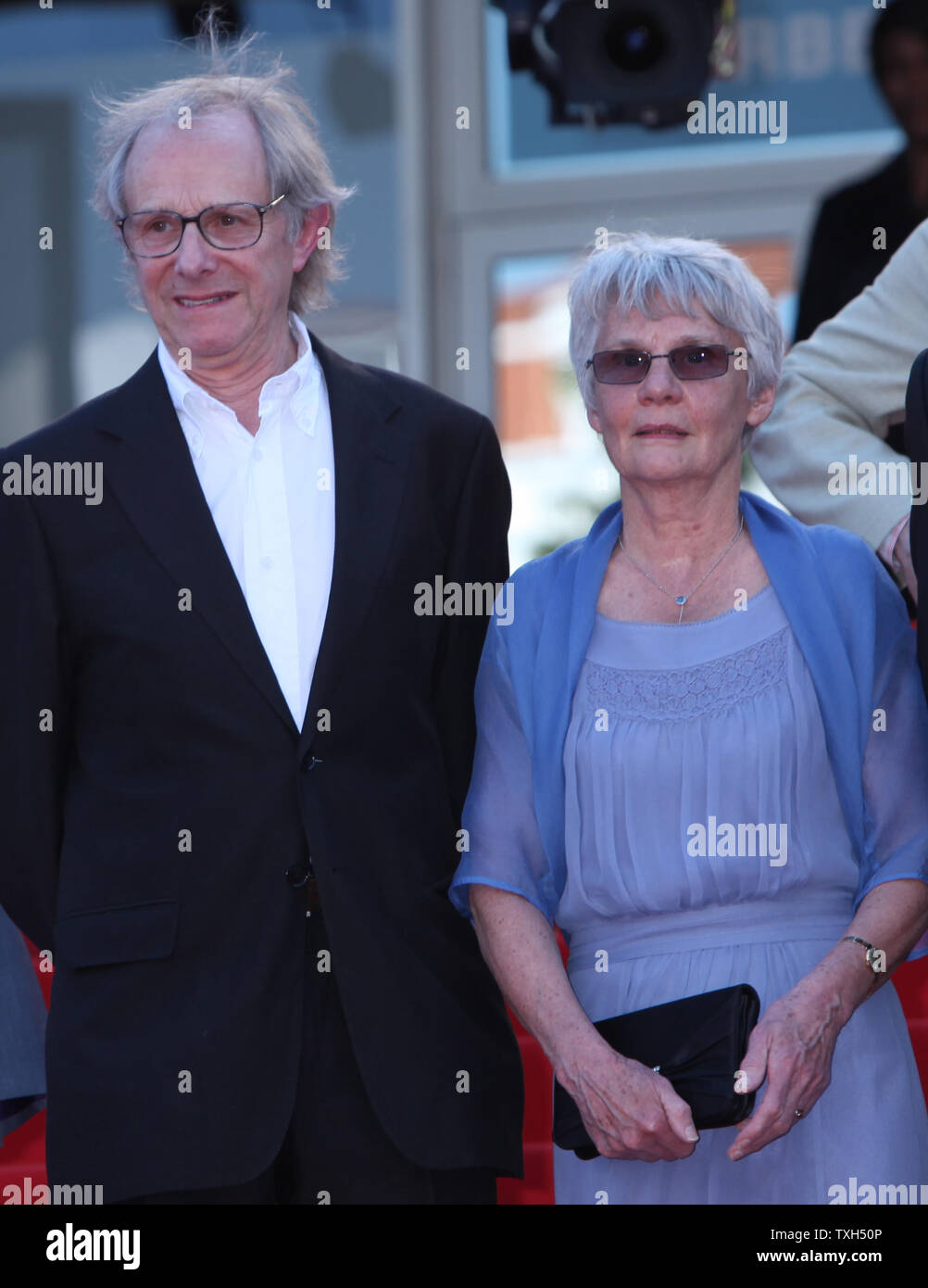 Ken Loach et son épouse Lesley Ashton arrivent sur le tapis rouge avant la projection du film 'route' irlandais au cours de la 63e congrès annuel international du Film de Cannes à Cannes, France le 20 mai 2010. UPI/David Silpa Banque D'Images