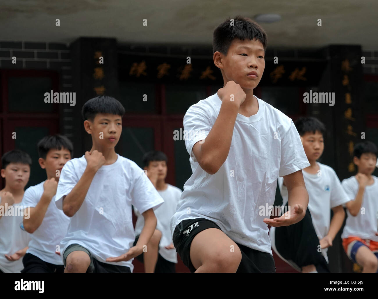 (190625) -- Wenxian, 25 juin 2019 (Xinhua) -- Les apprenants de Chenjiagou Taiji Taiji dans la pratique de l'école du village de Chenjiagou Comté de Wenxian, province du Henan en Chine centrale, le 19 juin 2019. Souvent réduit à taiji, t'ai chi de tai chi ou en anglais, l'utilisation de T'ai chi ch'uan t ou¨¤ªQU¨¨ij¢n'est un art martial chinois pratiqué à la fois pour sa défense de la formation et ses avantages pour la santé. Chenjiagou avait été étiqueté comme le "berceau du Taiji" par l'Association Chinoise de Wushu. Un petit village comme il est, il trouve beaucoup d'écoles de Kungfu et centres de formation, d'attirer des fans de Taiji de différents pays et Banque D'Images