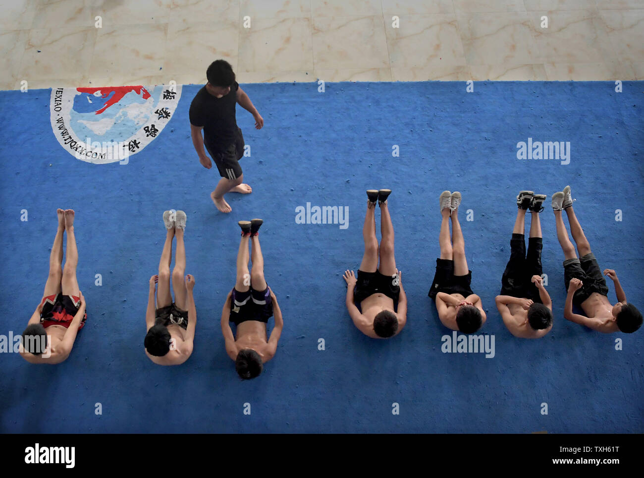 (190625) -- Wenxian, 25 juin 2019 (Xinhua) -- Les élèves de l'École de Taiji Chenjiagou prendre une formation en Village de Chenjiagou Comté de Wenxian, province du Henan en Chine centrale, le 19 juin 2019. Souvent réduit à taiji, t'ai chi de tai chi ou en anglais, l'utilisation de T'ai chi ch'uan t ou¨¤ªQU¨¨ij¢n'est un art martial chinois pratiqué à la fois pour sa défense de la formation et ses avantages pour la santé. Chenjiagou avait été étiqueté comme le "berceau du Taiji" par l'Association Chinoise de Wushu. Un petit village comme il est, il trouve beaucoup d'écoles de Kungfu et centres de formation, d'attirer des fans de Taiji de différents pays un Banque D'Images